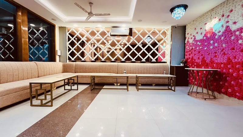 Hotel O by OYO THE VIRAAT - Hotel O by OYO THE VIRAAT HOMES-121, Sector 121, Noida, Uttar Pradesh 201316, India