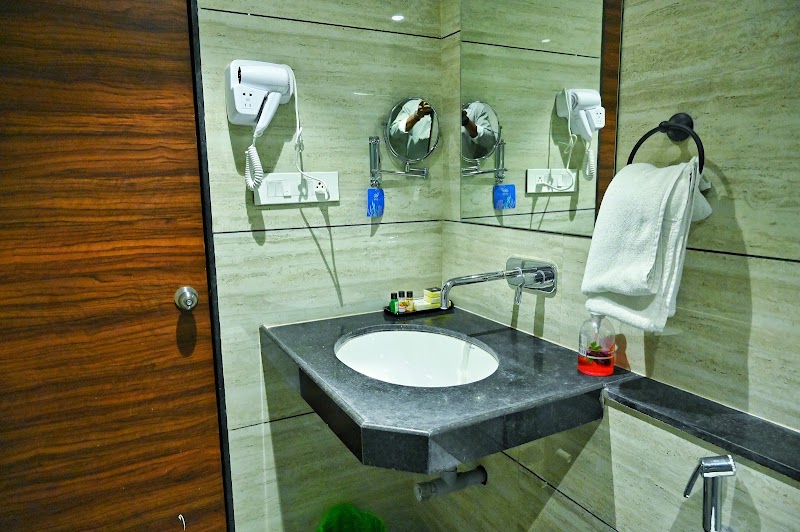 The One Hotel - The One Hotel Survey No 771, Plot No.1 B , B, M Square City Center Mall, 1/A, Link Road, near Good Life Gym R.D. Circle, Radha Vasudev Batavia Nagar, Govind Nagar, Nashik, Maharashtra 422008, India