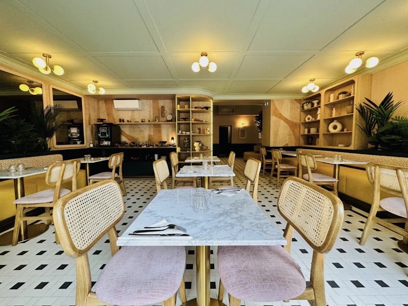 Hotel De Londres - Hotel De Londres 15 Av. Carnot, 06500 Menton, France
