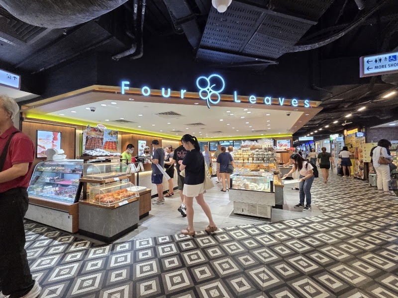 Four Leaves Tiong Bahru Plaza - Four Leaves Tiong Bahru Plaza 302 Tiong Bahru Rd, B1-130/131/132 Tiong Bahru Plaza, Singapore 168732
