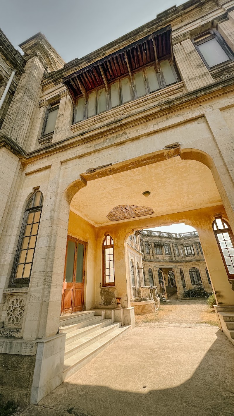 Huzoor Palace, Porbandar - Huzoor Palace, Porbandar, Near Chopati, Beach and Kankani Temple, Uttara Rd, GEB Colony, Porbandar, Gujarat 360575, India