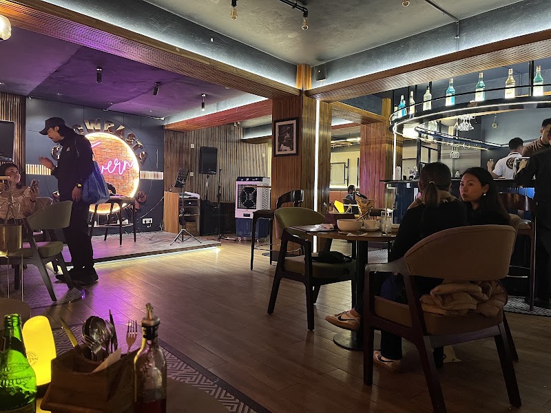Chowrasta Tavern - Chowrasta Tavern Dr Zakir Hussain Rd, Tungsung Basti, Darjeeling, Pandam Tea Garden, West Bengal 734101, India