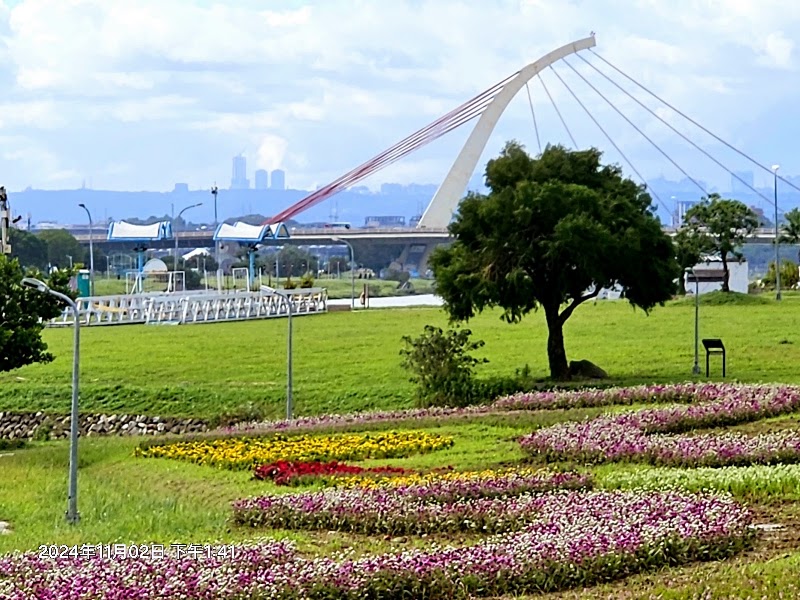 Meiti Riverside Park - Meiti Riverside Park 10491, Taiwan, Taipei City, Zhongshan District, Lequn 1st Rd, 基隆河基16號水門