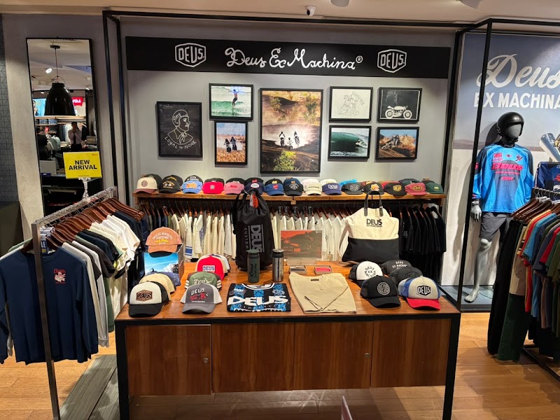 Deus Ex Machina - Tunjungan Plaza 4 SOGO - Deus Ex Machina - Tunjungan Plaza 4 SOGO, 3rd floor, Tunjungan Plaza 4, Jawa Timur, Jl. Embong Malang No.7 - 21 Lantai Lg-5, Kedungdoro, Kec. Tegalsari, Surabaya, Jawa Timur 60261, Indonesia