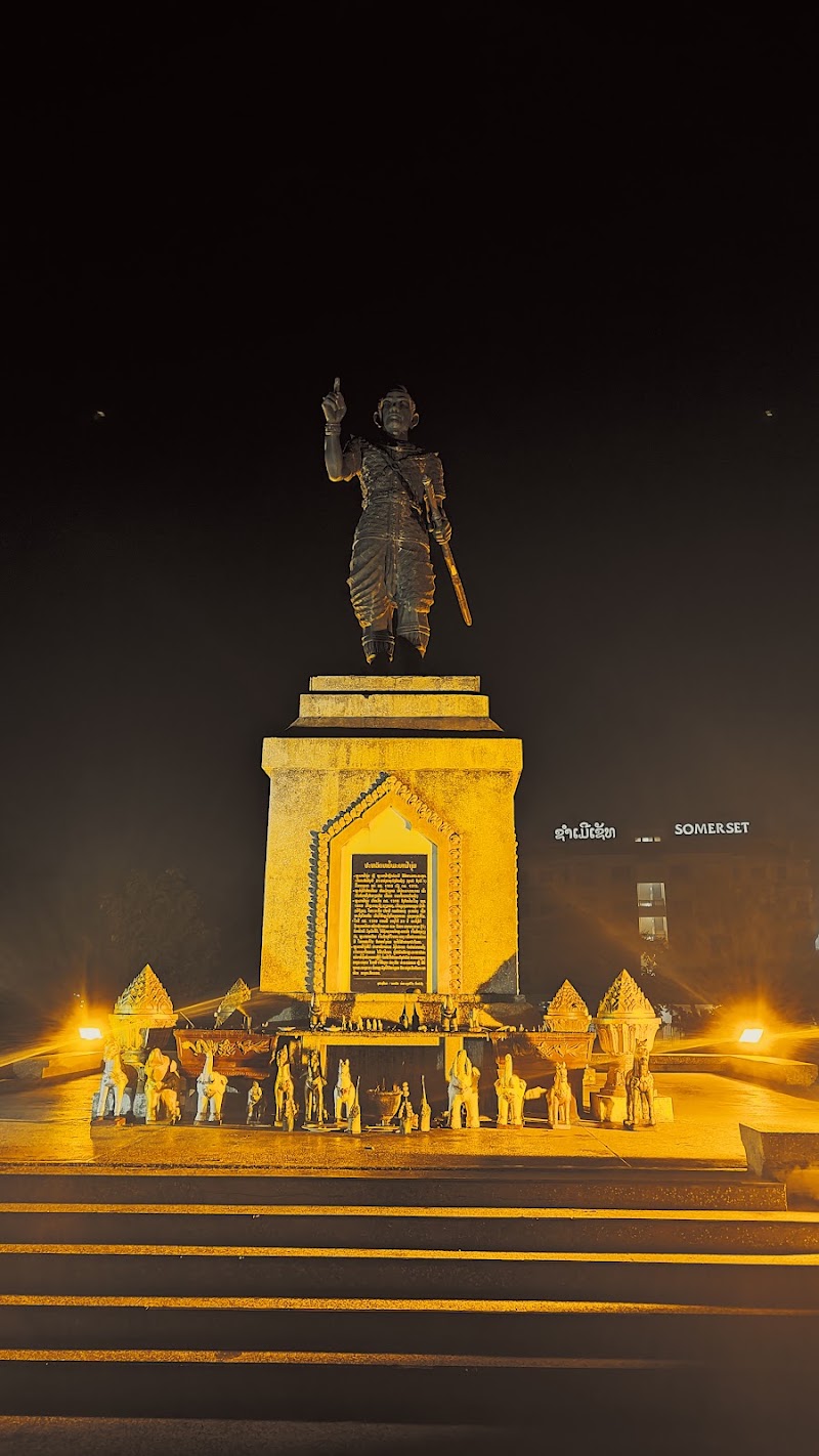 Fa Ngum Statue - Fa Ngum Statue, Rue Setthathilath, Vientiane, Laos