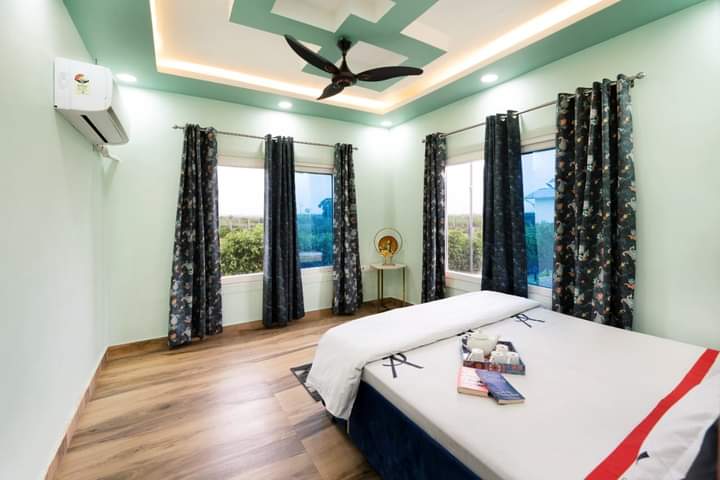 NOIDA affordable Girls PG Near Metro sec 16 18 single and double sharing