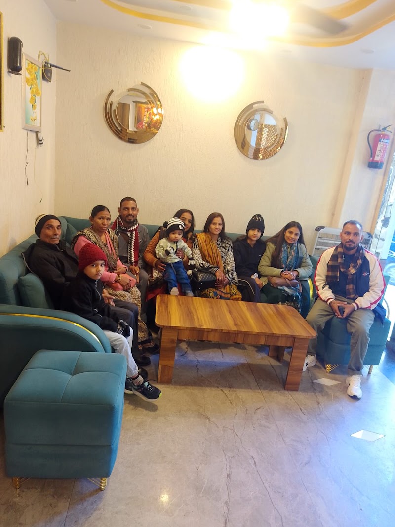 Hotel Katra Retreat — Deluxe Hotel. - Hotel Katra Retreat — Deluxe Hotel., Tea Garden, Jammu Rd, behind Yes Bank, near Main Market, Katra, 182301