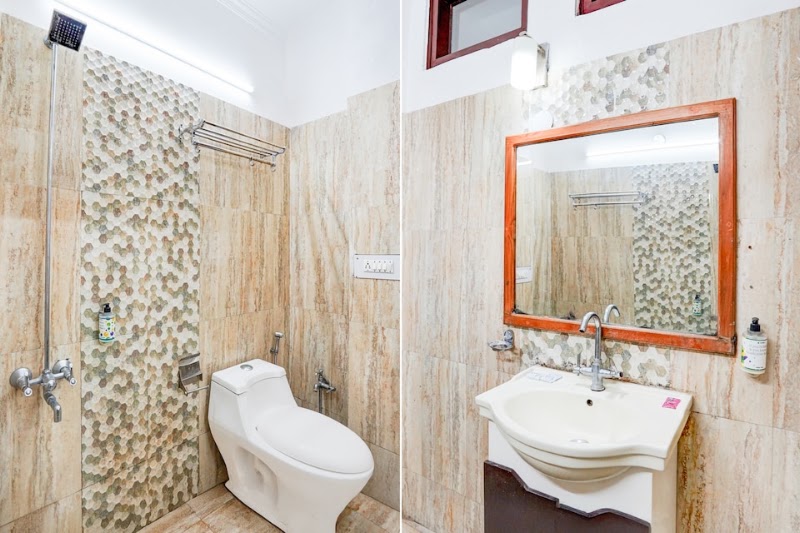 Townhouse by OYO Mall Road Near Library Chowk - Townhouse by OYO Mall Road Near Library Chowk Library Chowk, opposite Madhuban Sarovar Portico, The Mall Road, Mussoorie, Uttarakhand 248179, India