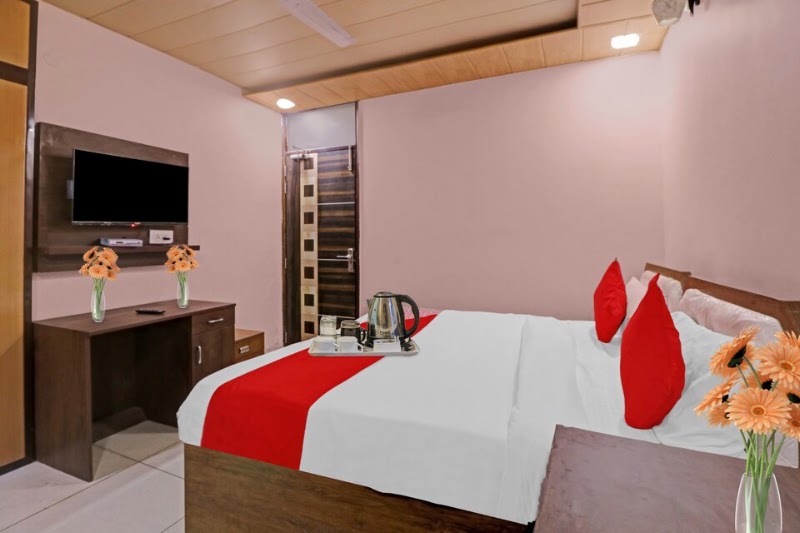 Hotel Knight Inn - Hotel Knight Inn, RWA Property, 84, Bawana Rd, near Vikram Dharam Kanta & Hanuman Mandir, Rama Enclave, Shahbad Daulatpur Village, Rohini, Delhi, 110042, India