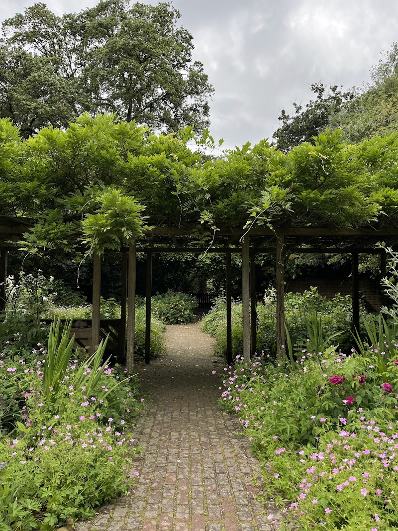Old English Garden - Old English Garden, London SW11 4NJ, UK