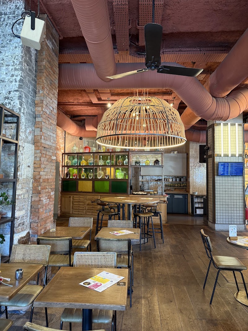 The Place to... Gare de l'Est - Restaurant Pub Paris 10 - The Place to... Gare de l'Est - Restaurant Pub Paris 10 131 Rue du Faubourg Saint-Martin, 75010 Paris, France