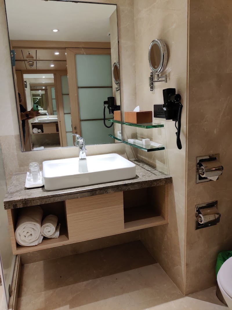 Radisson Hotel Mumbai Goregaon - Radisson Hotel Mumbai Goregaon S.V. Road, Veer Savarkar Flyover, Udyog Nagar, Goregaon West, Mumbai, Maharashtra 400062, India