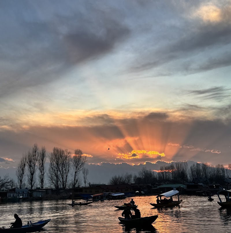 Houseboat Young Alzira - Houseboat Young Alzira, Karapura, dal lake, Nehru Park, Rainawari, Srinagar, 190003