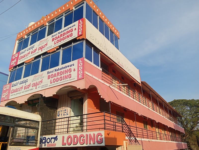 SPOT ON 70041 Hotel mahadeshwara boarding and lodging