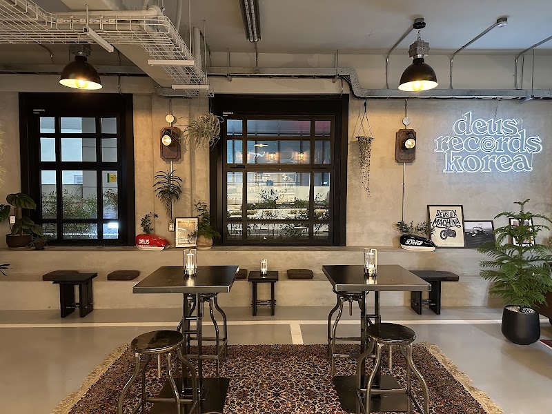 Deus Ex Machina - The Chamber of Eternal Combustion - Deus Ex Machina - The Chamber of Eternal Combustion, 56 Ttukseom-ro 17ga-gil, Seongdong-gu, Seoul, South Korea