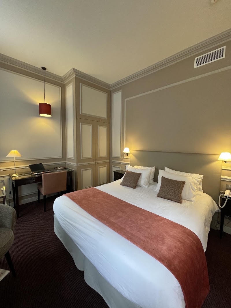 Hôtel Université Saint Germain des Prés - Hôtel Université Saint Germain des Prés 22 Rue de l'Université, 75007 Paris, France