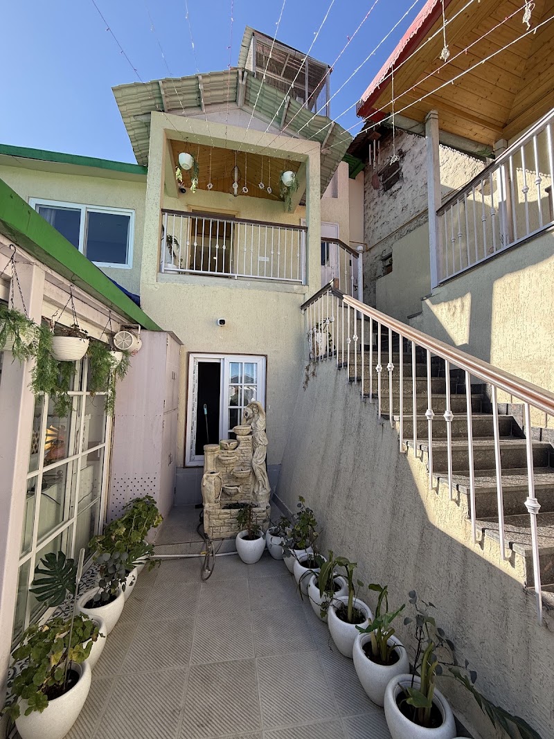 Bummy's by Vyaana Retreats - Bummy's by Vyaana Retreats Near, Ambedkar Chowk, Library, The Mall Road, Mussoorie, Uttarakhand 248179, India