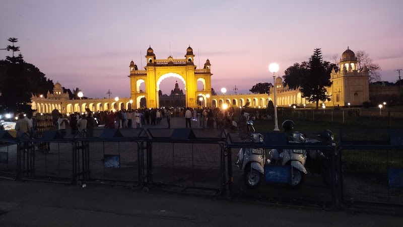 Mysore palace paid parking - Mysore palace paid parking 8M24+X95, Agrahara, Chamrajpura, Mysuru, Karnataka 570004, India