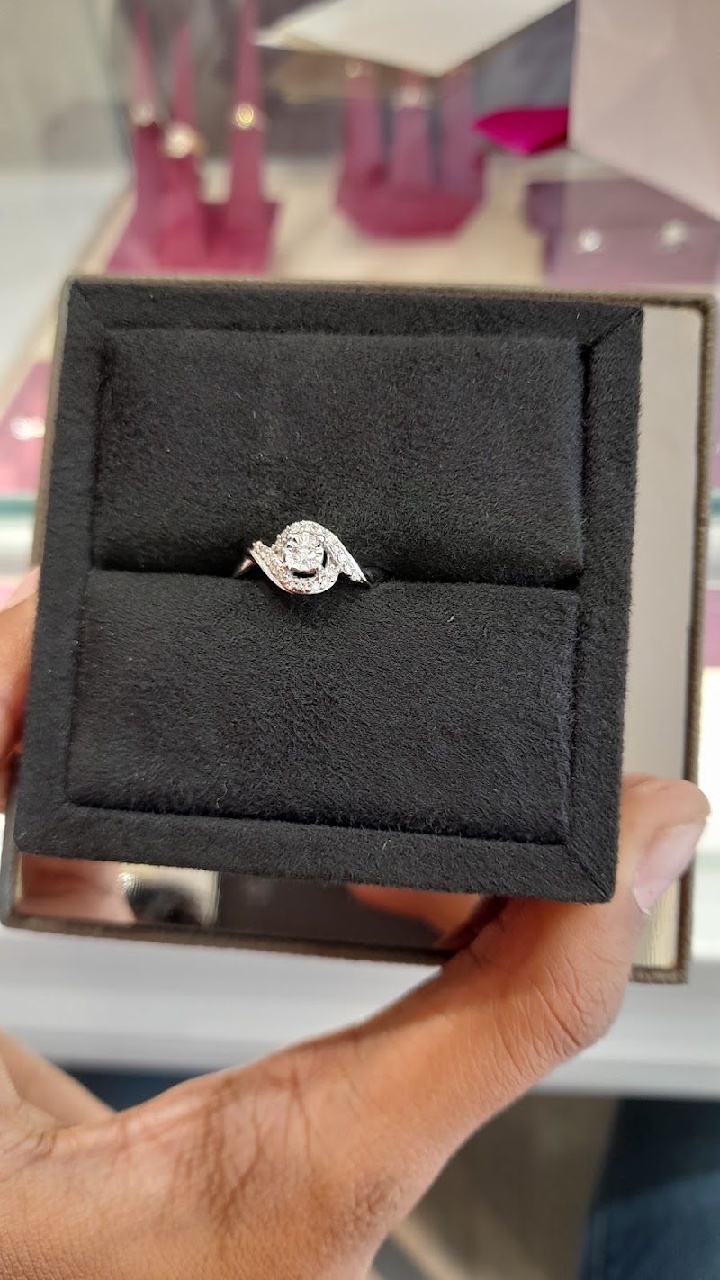 CaratLane Jewellery Vinayak Plaza, Varanasi - CaratLane Jewellery Vinayak Plaza, Varanasi, Lahurabir Rd, Shop 11, Ground Floor, Tower A, Maldahiya Crossing, Maldahiya, Chetganj, Varanasi, Uttar Pradesh 221002, India
