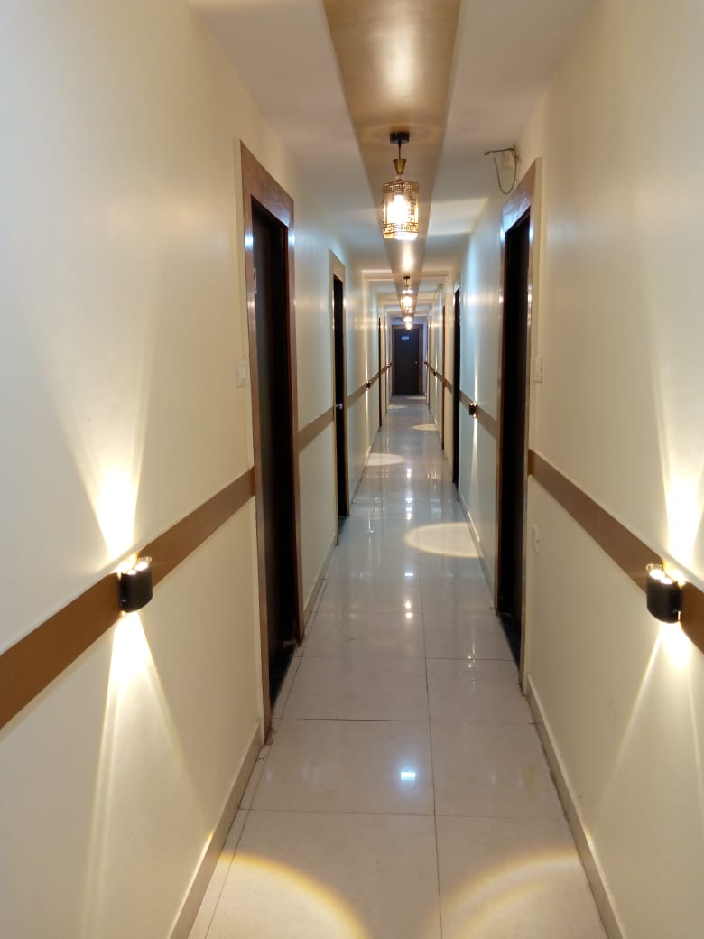 Tri hotel - Tri hotel 90 Feet Rd, Kandivali, Ganesh Nagar, Kandivali West, Mumbai, Maharashtra 400067, India