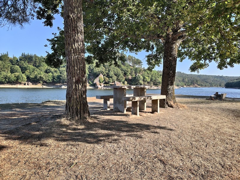 Praia Fluvial da Nossa Senhora da Ribeira de Parada - Praia Fluvial da Nossa Senhora da Ribeira de Parada R. Senhora da ribeira, 3430-749 Parada, Portugal