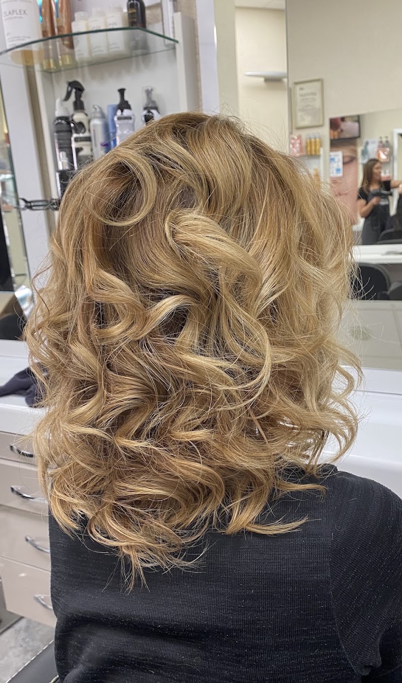 Kapsalon Hairstyling Ozii, Kapper voor Vrouwen en dames - Kapsalon Hairstyling Ozii, Kapper voor Vrouwen en dames, Goudsesingel 93, 3031 EE Rotterdam, Netherlands