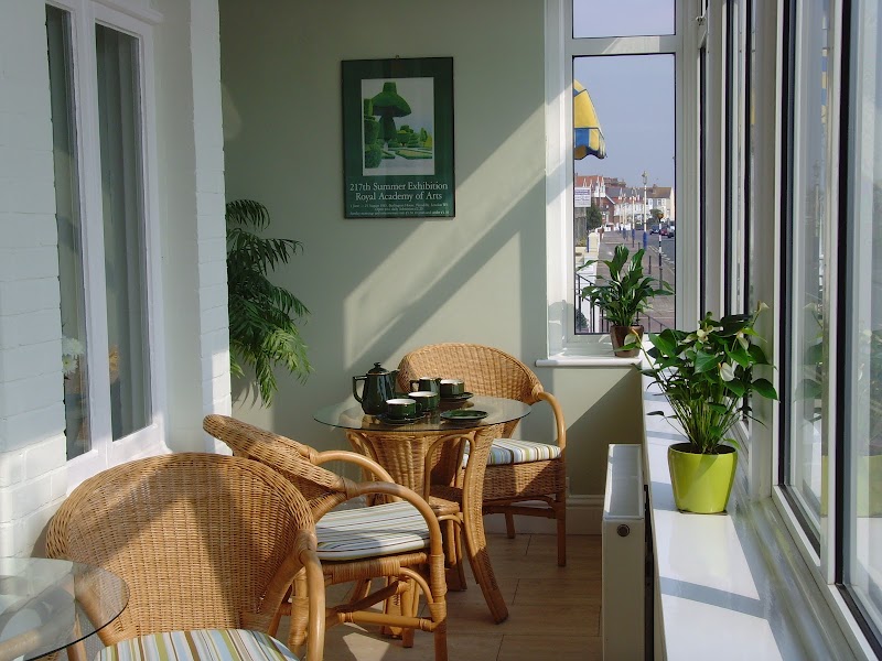 Breakers Bed & Breakfast - Breakers Bed & Breakfast, Breakers Guesthouse, 56 Royal Parade, Eastbourne BN22 7AQ, UK