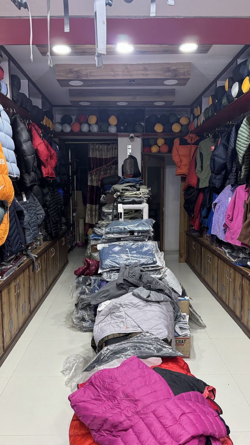 Fewa Trekking Shop - Fewa Trekking Shop 6X74+5RM, Lakeside Rd, Pokhara 33700, Nepal
