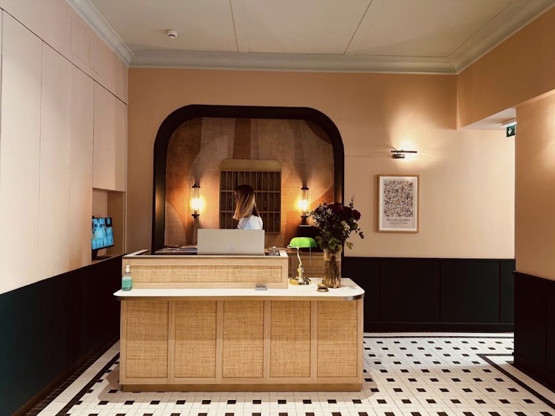 Hotel De Londres - Hotel De Londres 15 Av. Carnot, 06500 Menton, France