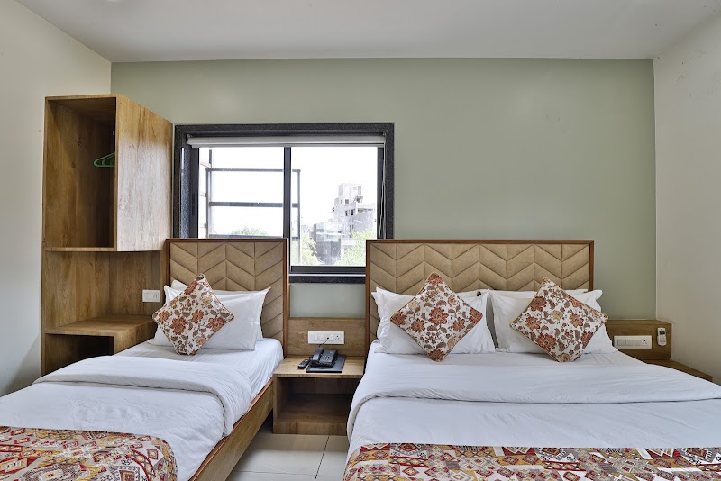 HOTEL SIGNATURE - HOTEL SIGNATURE 3RD FLOOR, Abowath Complex, Cinema Rd, Opposite Krishna Cinema, Mahidharpura, LAKKAD KOT, Surat, Gujarat 395003, India