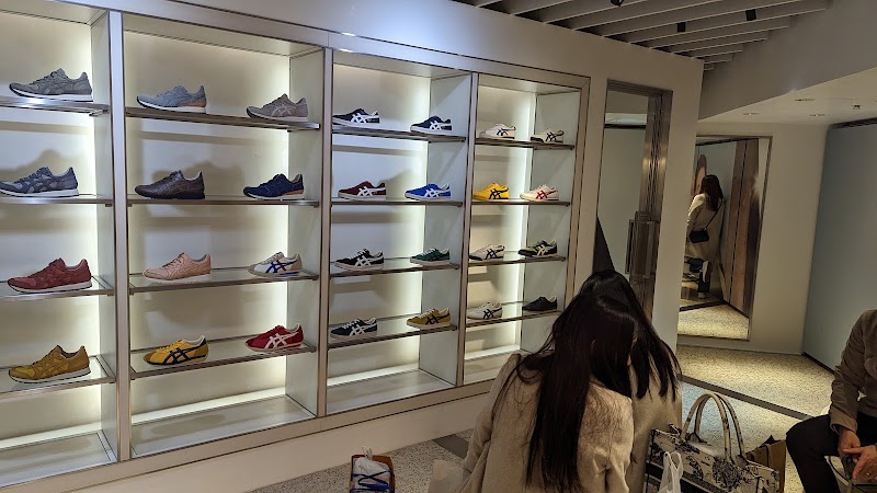 Onitsuka Tiger Shibuya - Onitsuka Tiger Shibuya, Japan, 〒150-0041 Tokyo, Shibuya, Jinnan, 1-chōme−21−３ 渋谷神南共同ビル 1・2Ｆ