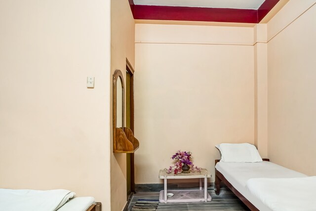 SPOT ON Lodge Bikash Bhawan - SPOT ON Lodge Bikash Bhawan Ward 35, Netaji Subhas Chandra Bose Rd, near Central Bank of, Bhaktinagar, Dabgram, Siliguri, West Bengal 734007, India