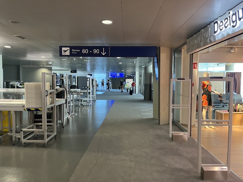 EuroAirport Basel-Mulhouse-Freiburg - EuroAirport Basel-Mulhouse-Freiburg Rte Douanière, 68300 Saint-Louis, France