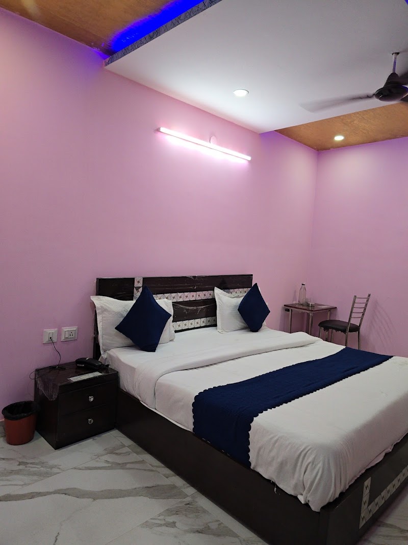Hotel O by OYO Rishabh Inn - Hotel O by OYO Rishabh Inn 6 NITI KHAND 1,MAIN ROAD, MAIN, Kala Pathar Rd, above LIBERTY SHOES SHOWROOM, near MANGAL BAZAR CHOWK, Niti Khand I, Indirapuram, Ghaziabad, Uttar Pradesh 201014, India