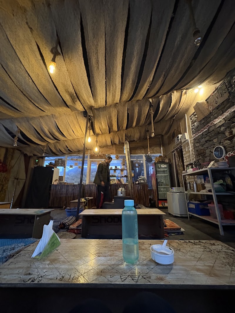 Cafe old school jibhi - Cafe old school jibhi 100 metres from sbi bank , a riverside fine dine setup, Old school, near River side, Jibhi, Banjar, Himachal Pradesh 175123, India