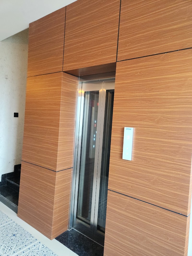 Hotel Manchester Royals LLP - Hotel Manchester Royals LLP Infront of Tata Motors, near Jai Ambey Hospital, Devpuri, Raipur, Chhattisgarh 492015, India