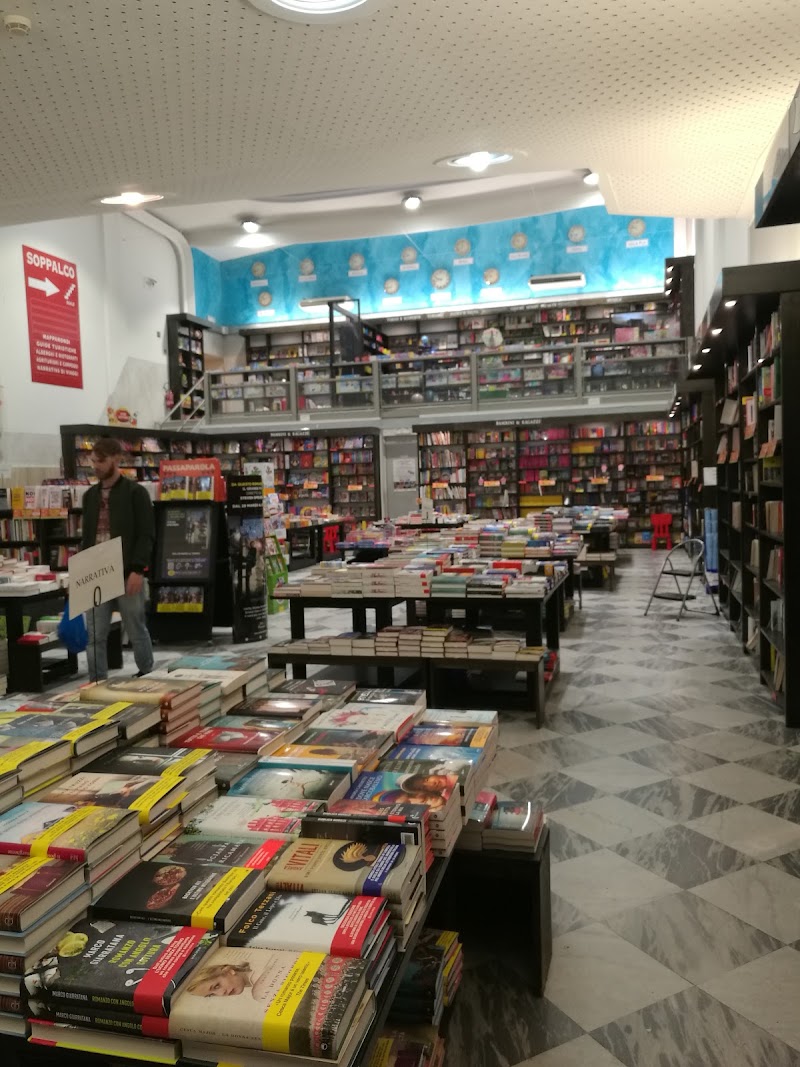 Giunti al Punto Librerie - Giunti al Punto Librerie, Via Giuseppe Mazzoni, 27, 59100 Prato PO, Italy