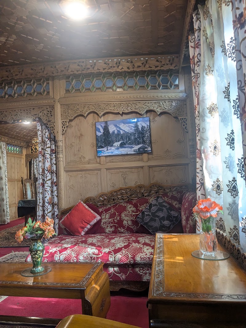Royal Dandoo 4 STAR Group of Houseboats - Royal Dandoo 4 STAR Group of Houseboats, Ghat No 17, Nehru Park, Dal Lake, Rainawari, Srinagar, 190003