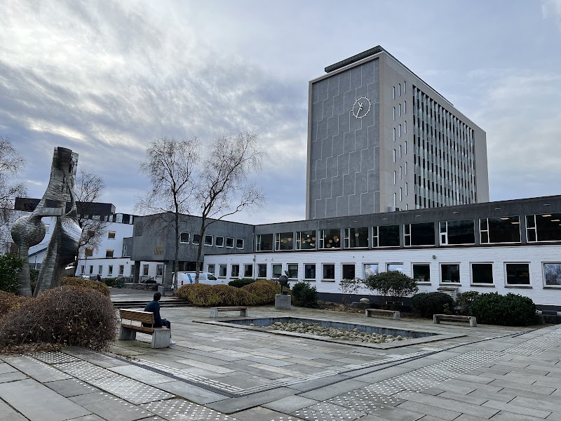 NHH Norwegian School of Economics - NHH Norwegian School of Economics Helleveien 30, 5045 Bergen, Norway