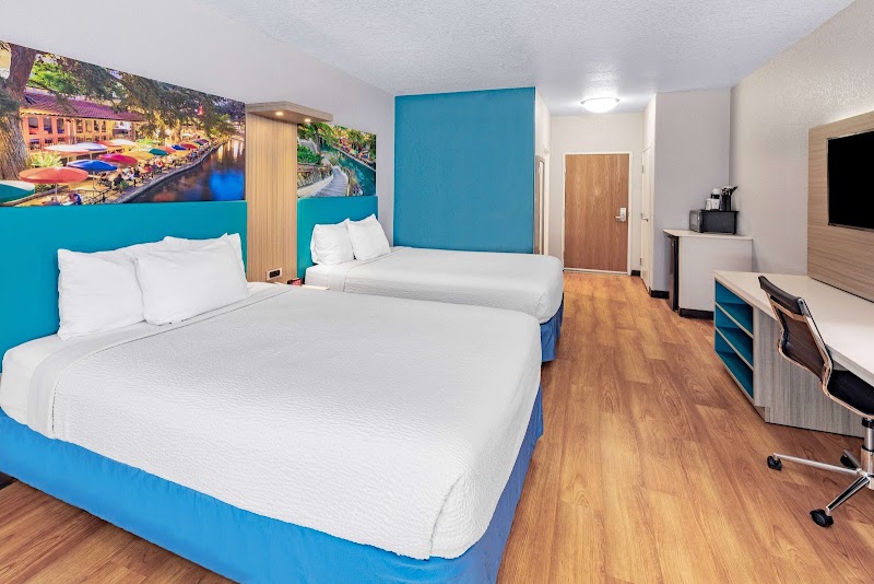 Days Inn & Suites by Wyndham San Antonio near Frost Bank Ctr - Days Inn & Suites by Wyndham San Antonio near Frost Bank Ctr 4038 Frontage Rd I-10, San Antonio, TX 78219, USA