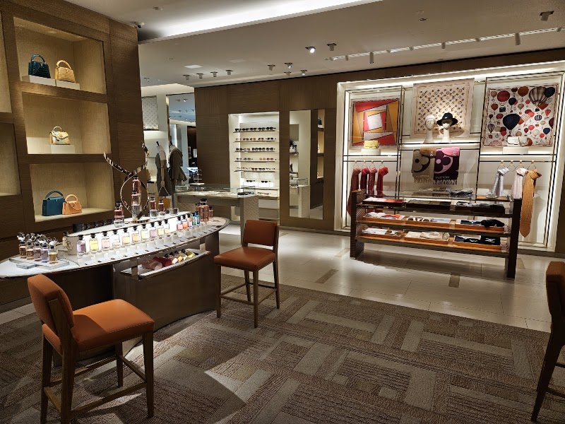 Louis Vuitton Frankfurt - Louis Vuitton Frankfurt, Goethestraße 1, 60313 Frankfurt am Main, Germany