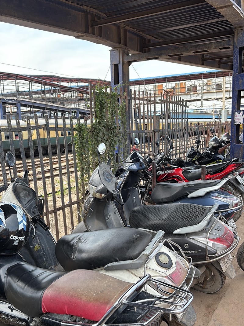 Ghaziabad Railway Station - Ghaziabad Railway Station, 224, Bhur Bharat Nagar, Railway Colony, Madhopura, Ghaziabad, Uttar Pradesh 201009, India