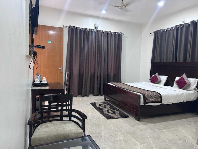 Super OYO Collection O Hotel Silver Lake Inn - Super OYO Collection O Hotel Silver Lake Inn, plot no. 1 June Estate, Mountain Club, Road, Nainital, Harinagar Chanddeva, Uttarakhand 263136, India