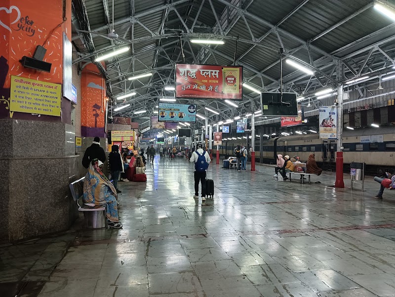 Charbagh Railway Station - Charbagh Railway Station, Rest Camp Colony, Railway Colony, Charbagh, Lucknow, Uttar Pradesh 226004, India