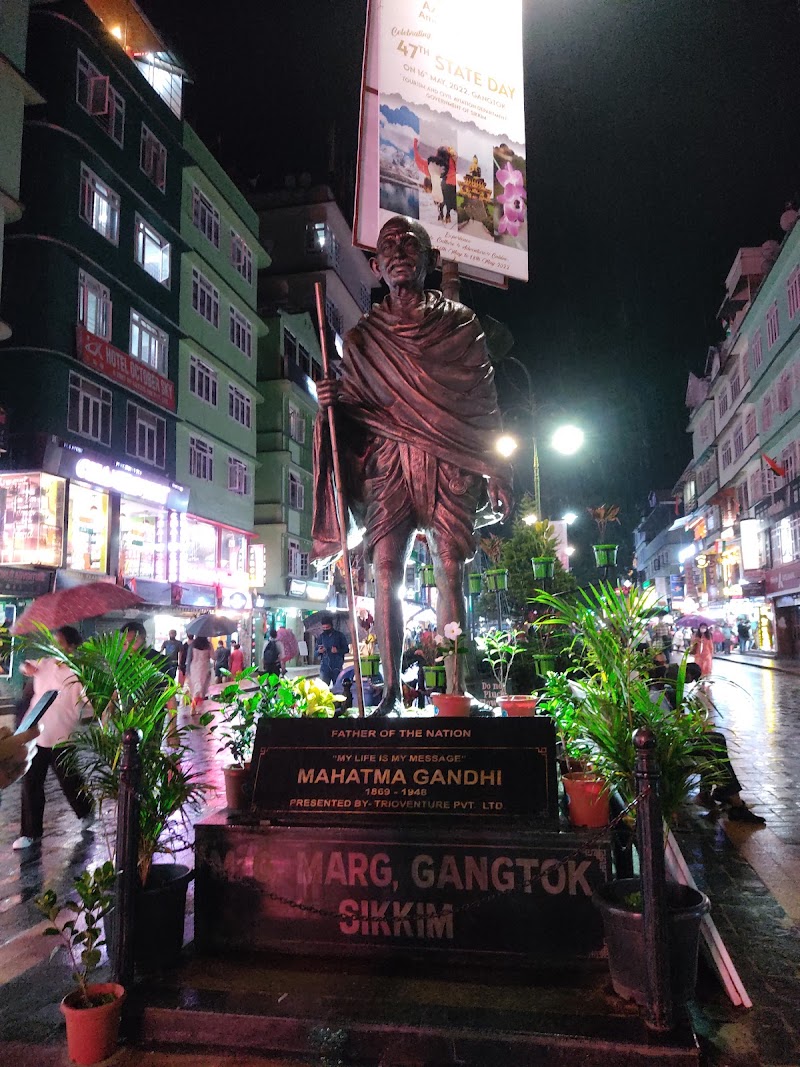 Mahatma Gandhi Statue - Mahatma Gandhi Statue 8JH6+FWM, Mahatma Gandhi Marg, Arithang, Gangtok, Sikkim 737101, India