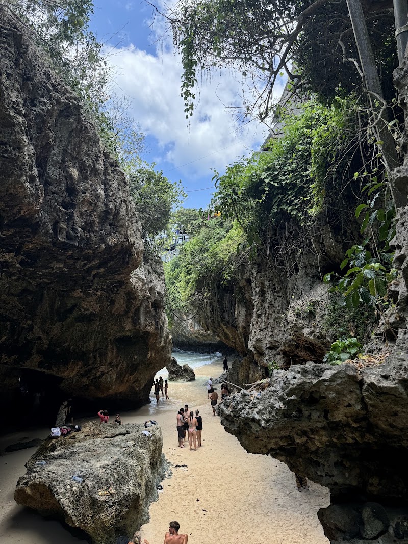 Pantai Suluban - Pantai Suluban, 53MQ+H8R, Jl. Pantai Suluban, Pecatu, Kec. Kuta Sel., Bali, 80361, Indonesia