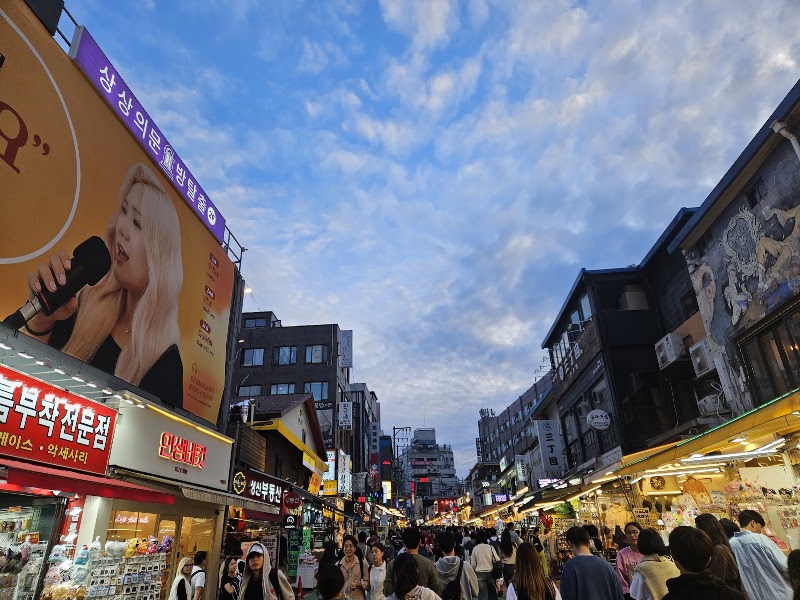 Hongdae Street - Hongdae Street 347-20 Seogyo-dong, Mapo-gu, Seoul, South Korea