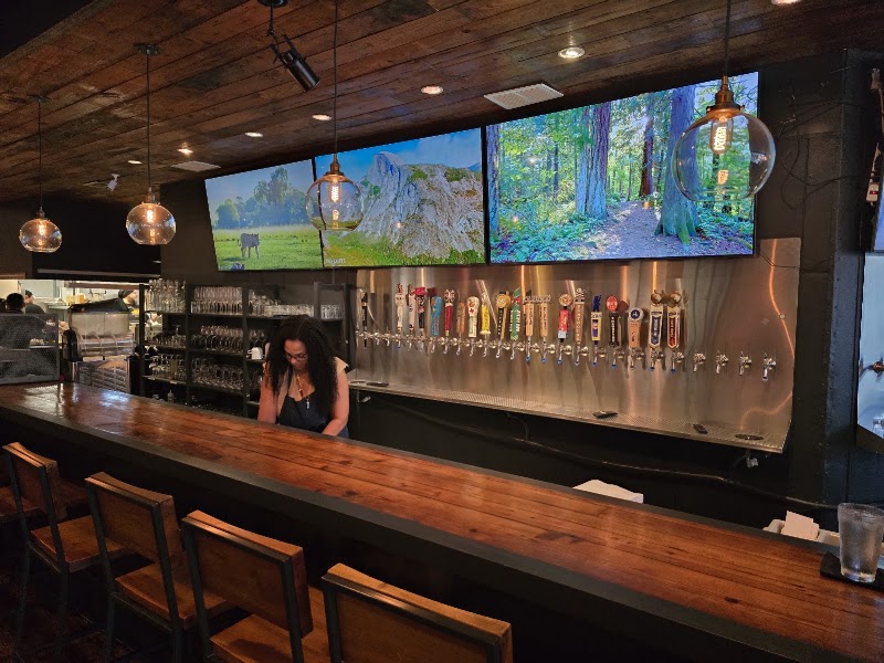 COMMUNITY Kitchen + Taproom