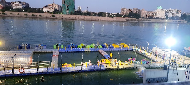 Sabarmati Riverfront, Ellis Bridge - Sabarmati Riverfront, Ellis Bridge 2HCF+XRC, Sabarmati Riverfront Walkway W, Ellisbridge, Ahmedabad, Gujarat 380006, India