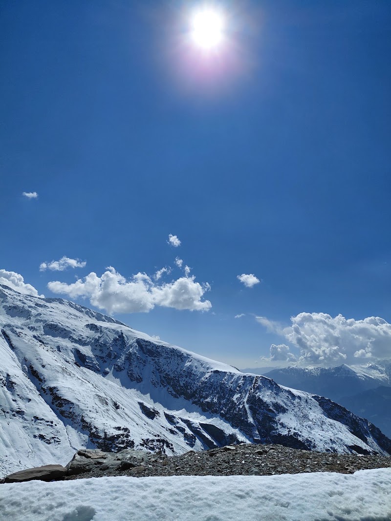 Manali Private Taxi service - Manali Private Taxi service, House No, 137 Ward, 6, Gompa Rd, Siyal, Manali, Himachal Pradesh 175131, India